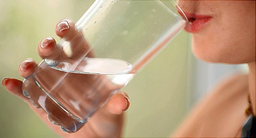 Nước uống là nhu cầu thiết yếu cho sức khỏe con người