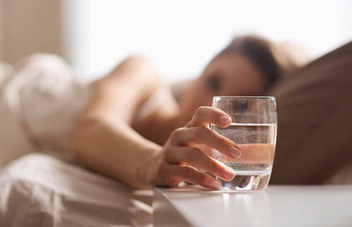 Bạn nên uống một ly nước khi vừa thức dậy